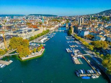 İsviçre nehir kıyısının Zuerich 'teki Limmat nehrinin havadan görünüşü.