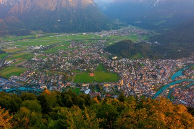 İsviçre, Interlaken 'in günbatımı manzarası.