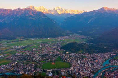 İsviçre, Interlaken 'in günbatımı manzarası.