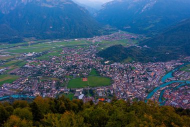 İsviçre, Interlaken 'in günbatımı manzarası.