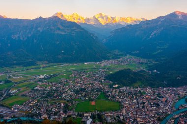 İsviçre, Interlaken 'in günbatımı manzarası.
