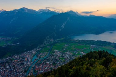 İsviçre, Interlaken 'in günbatımı manzarası.