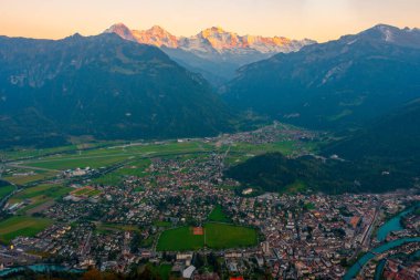 İsviçre, Interlaken 'in günbatımı manzarası.
