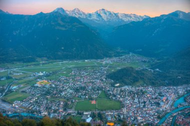 İsviçre, Interlaken 'in günbatımı manzarası.