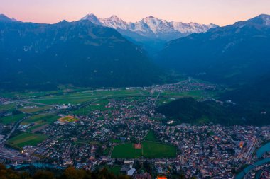 İsviçre, Interlaken 'in günbatımı manzarası.