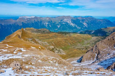 İsviçre 'deki Schynige Platte-First yürüyüş pistinin Rocky manzarası.