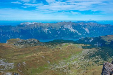 İsviçre 'de Schynige Platte-First yürüyüş pisti yanında Brienzersee Gölü manzarası.