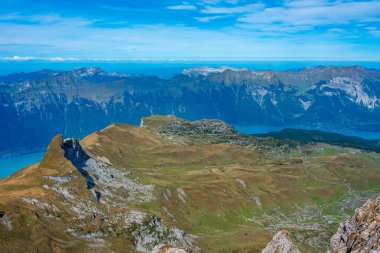 İsviçre 'de Schynige Platte-First yürüyüş pisti yanında Brienzersee Gölü manzarası.