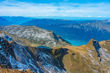 İsviçre 'de Schynige Platte-First yürüyüş pisti yanında Brienzersee Gölü manzarası.