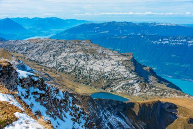 İsviçre 'de Schynige Platte-First yürüyüş pisti yanında Brienzersee Gölü manzarası.