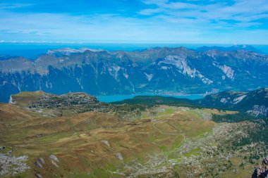 İsviçre 'de Schynige Platte-First yürüyüş pisti yanında Brienzersee Gölü manzarası.