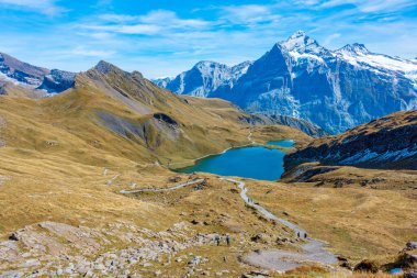 İsviçre Alplerinde Bachsee 'nin Panorama manzarası.