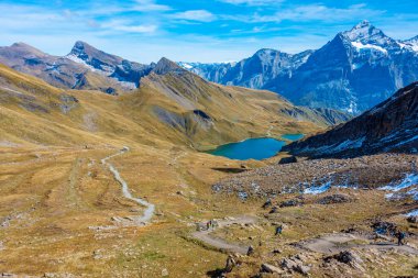 İsviçre Alplerinde Bachsee 'nin Panorama manzarası.