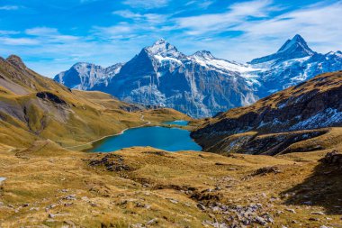 İsviçre Alplerinde Bachsee 'nin Panorama manzarası.