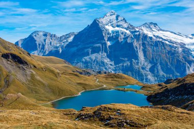 İsviçre Alplerinde Bachsee 'nin Panorama manzarası.