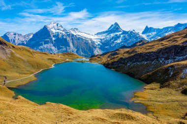 İsviçre Alplerinde Bachsee 'nin Panorama manzarası.