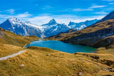 İsviçre Alplerinde Bachsee 'nin Panorama manzarası.