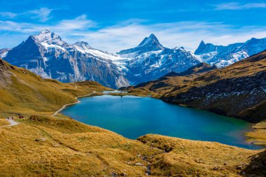 İsviçre Alplerinde Bachsee 'nin Panorama manzarası.