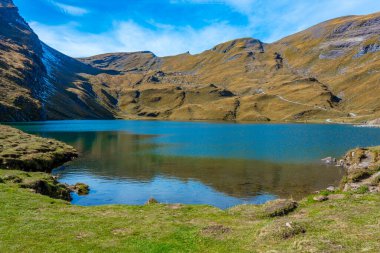 İsviçre Alplerinde Bachsee 'nin Panorama manzarası.