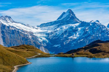 İsviçre Alplerinde Bachsee 'nin Panorama manzarası.