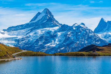İsviçre Alplerinde Bachsee 'nin Panorama manzarası.