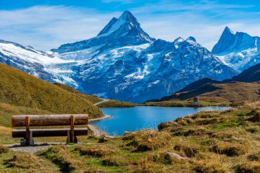 İsviçre Alplerinde Bachsee 'nin Panorama manzarası.