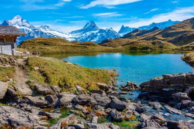 İsviçre Alplerinde Bachsee 'nin Panorama manzarası.