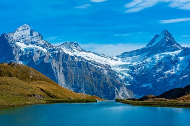 İsviçre Alplerinde Bachsee 'nin Panorama manzarası.