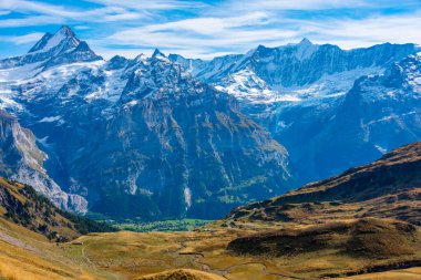 İsviçre 'deki Grindelwald köyünün üzerindeki Alpler Panoraması.