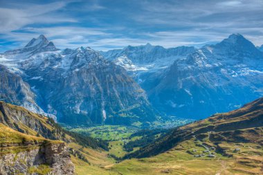 İsviçre 'deki Grindelwald köyünün üzerindeki Alpler Panoraması.