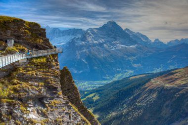 İsviçre Alplerinde İlk Uçurum Yürüyüşü.
