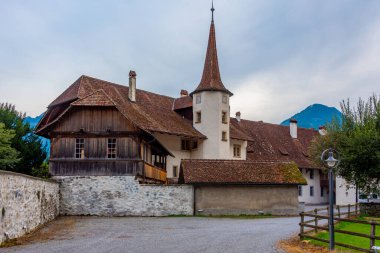 Bulutlu bir günde İsviçre 'deki Interlaken Kalesi.