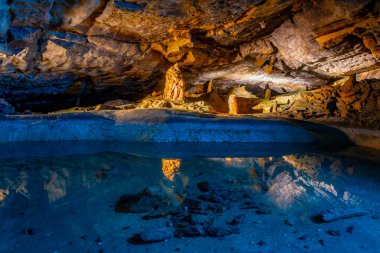 İsviçre 'deki St. Beatus Mağaralarının doğal manzarası.