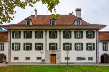 Bulutlu bir günde İsviçre 'deki Interlaken Kalesi.