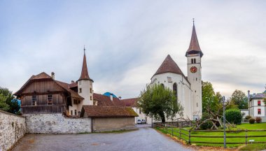 Bulutlu bir günde İsviçre 'deki Interlaken Kalesi.