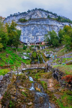 İsviçre 'deki St. Beatus Mağaralarından akan şelale.