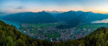 İsviçre, Interlaken 'in günbatımı manzarası.
