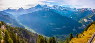 İsviçre 'deki Schynige Platte' den Bernese Alpleri 'nin Panorama manzarası.