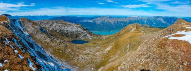İsviçre 'deki Schynige Platte-First yürüyüş pistinin yanındaki Rocky arazisi..