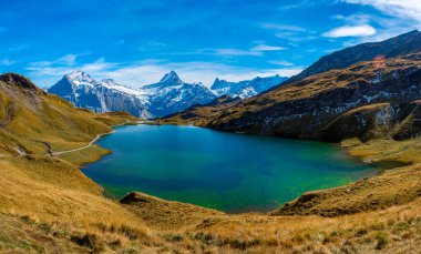 İsviçre Alplerinde Bachsee 'nin Panorama manzarası.