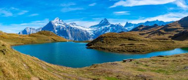İsviçre Alplerinde Bachsee 'nin Panorama manzarası.