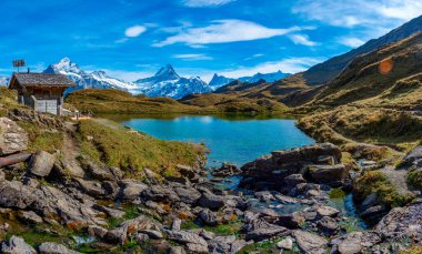 İsviçre Alplerinde Bachsee 'nin Panorama manzarası.