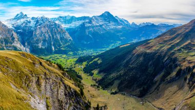 İsviçre 'deki Grindelwald köyünün üzerindeki Alpler Panoraması.