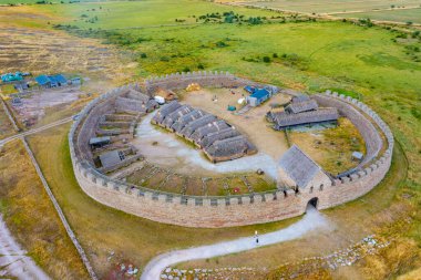 İsveç 'teki Eketorp halka kalesinin panoraması.