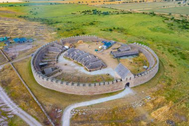 İsveç 'teki Eketorp halka kalesinin panoraması.