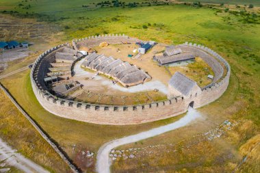 İsveç 'teki Eketorp halka kalesinin panoraması.