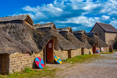 İsveç 'te yeniden inşa edilen Eketorp halka kalesi.