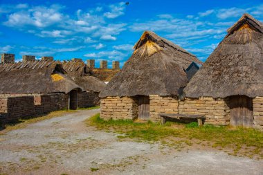 İsveç 'te yeniden inşa edilen Eketorp halka kalesi.