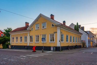İsveç 'in Vaxjo kasabasında renkli kereste evleri.