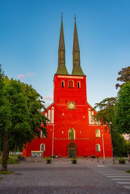 İsveç 'teki Vaxjo katedralinin gün batımı manzarası.